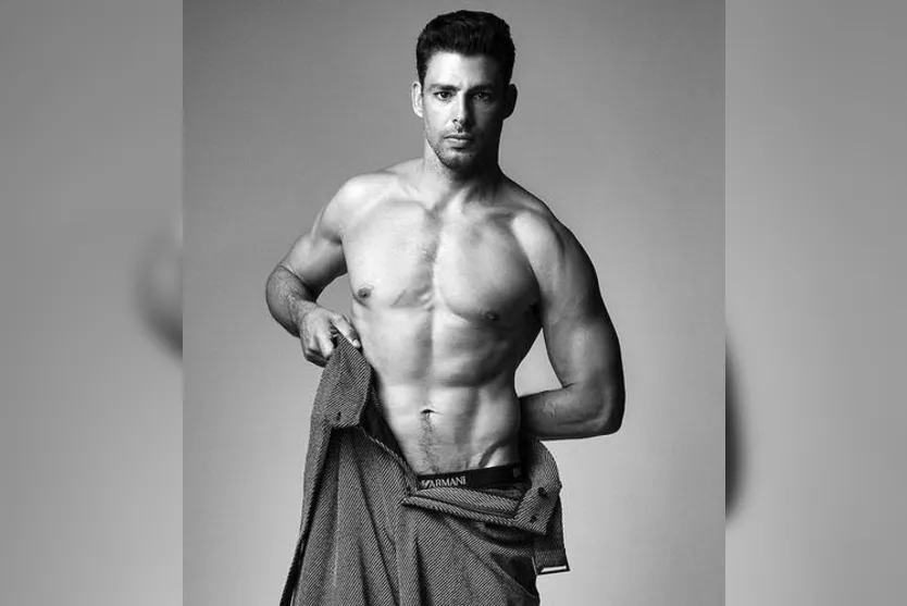 Cauã Reymond exibe os músculos em ensaio fotográfico