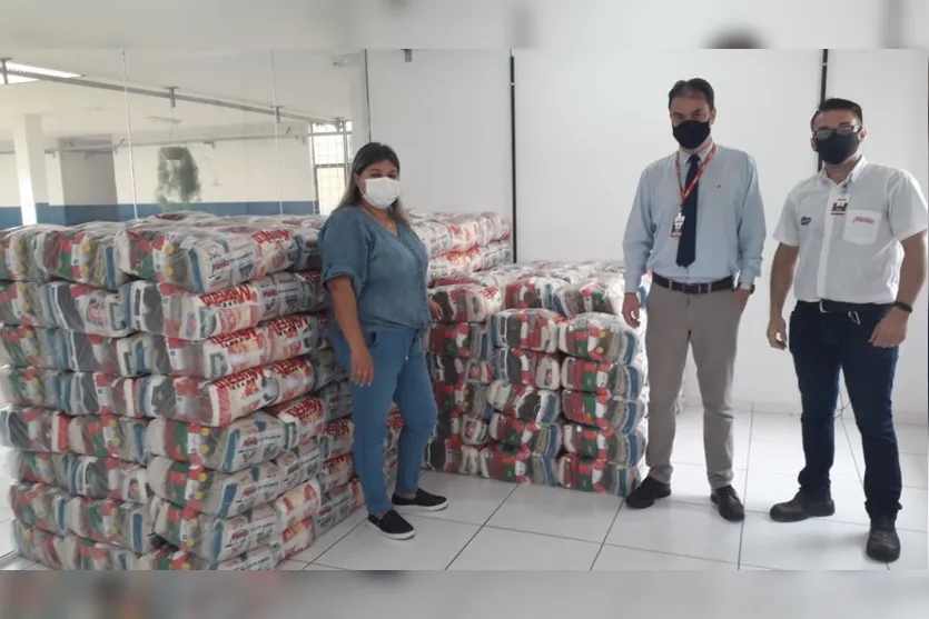 Cestas básicas são doadas à assistência social de Apucarana