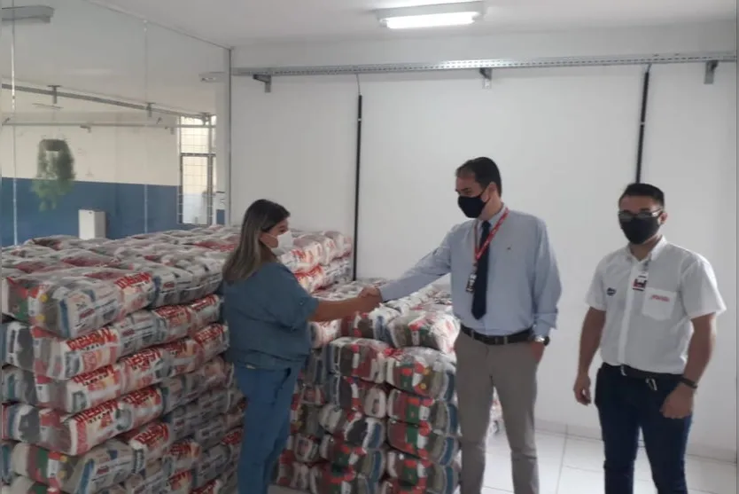 Cestas básicas são doadas à assistência social de Apucarana