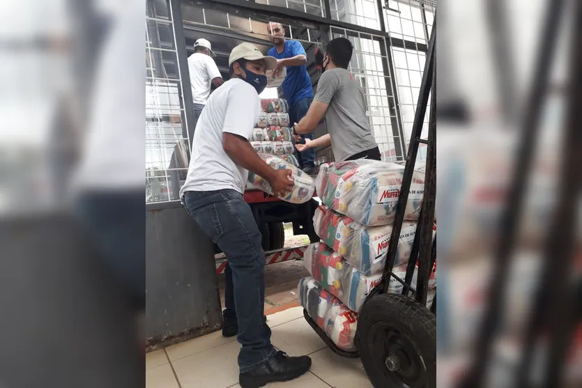 Cestas básicas são doadas à assistência social de Apucarana