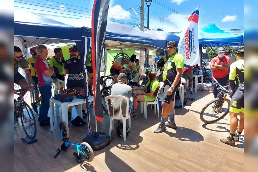 Ciclistas arrecadam mais de mil quilos de alimentos