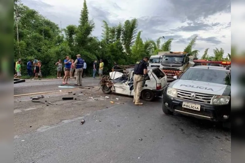 Colisão entre carro e caminhão mata um e fere três no PR