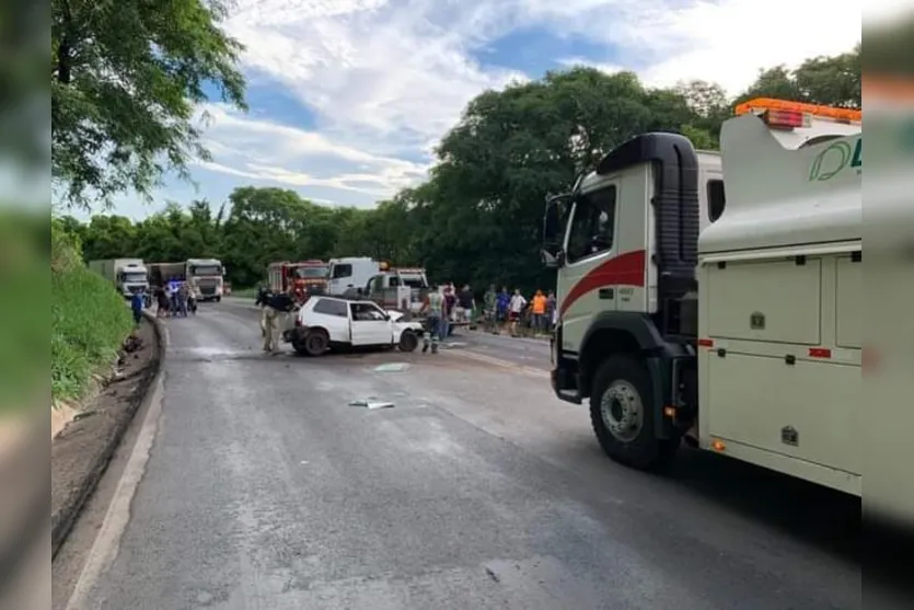 Colisão entre carro e caminhão mata um e fere três no PR