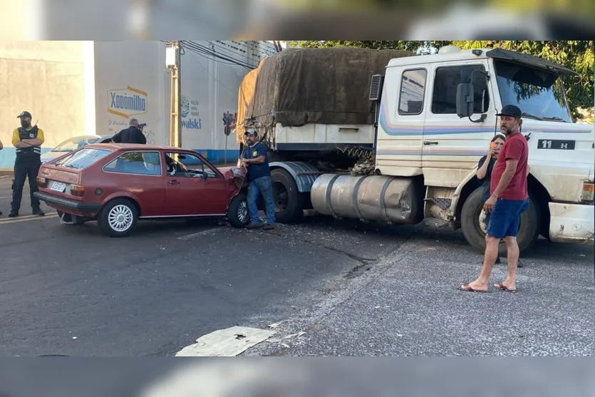 Colisão entre carro e carreta é registrada em Apucarana