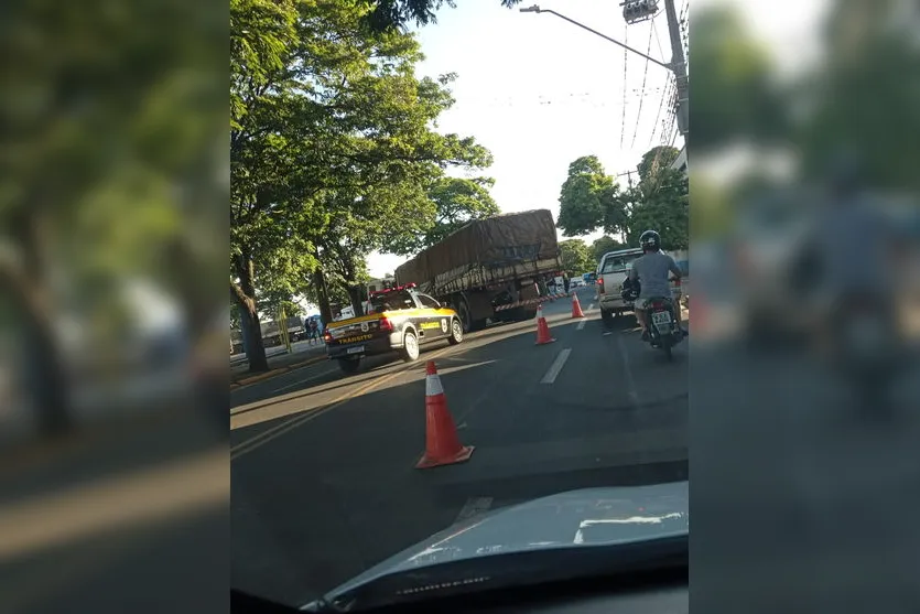 Colisão entre carro e carreta é registrada em Apucarana