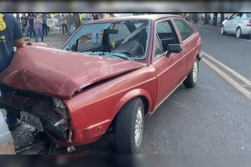 Colisão entre carro e carreta é registrada em Apucarana