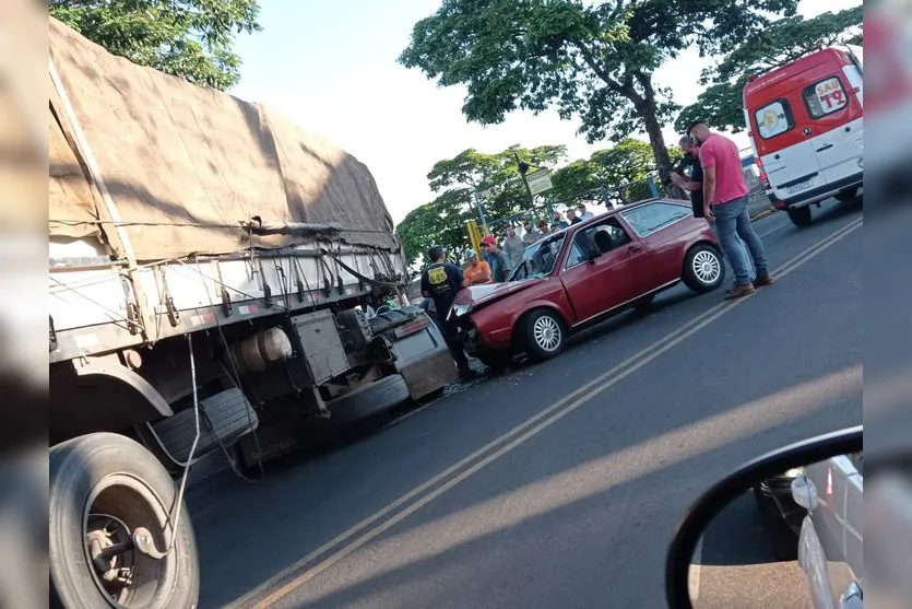 Colisão entre carro e carreta é registrada em Apucarana