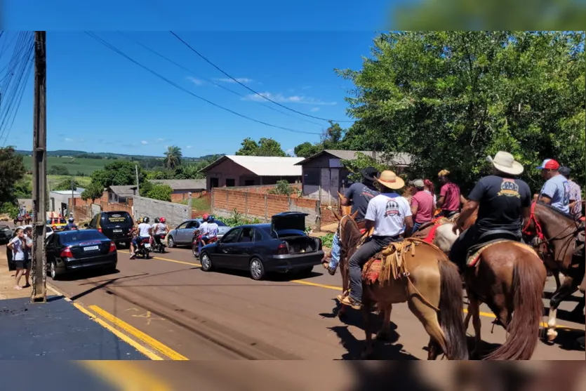 Cortejo com cavalgada homenageia apucaranense; Veja