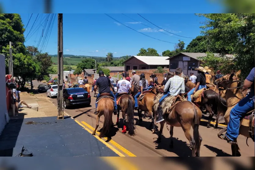 Cortejo com cavalgada homenageia apucaranense; Veja