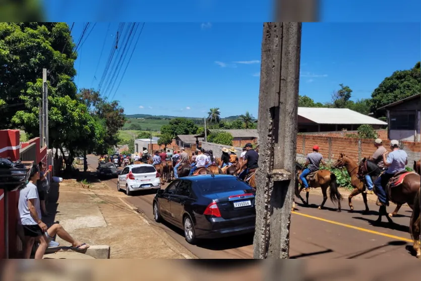 Cortejo com cavalgada homenageia apucaranense; Veja