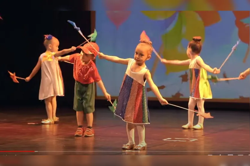 Crianças encantam público com apresentação de dança
