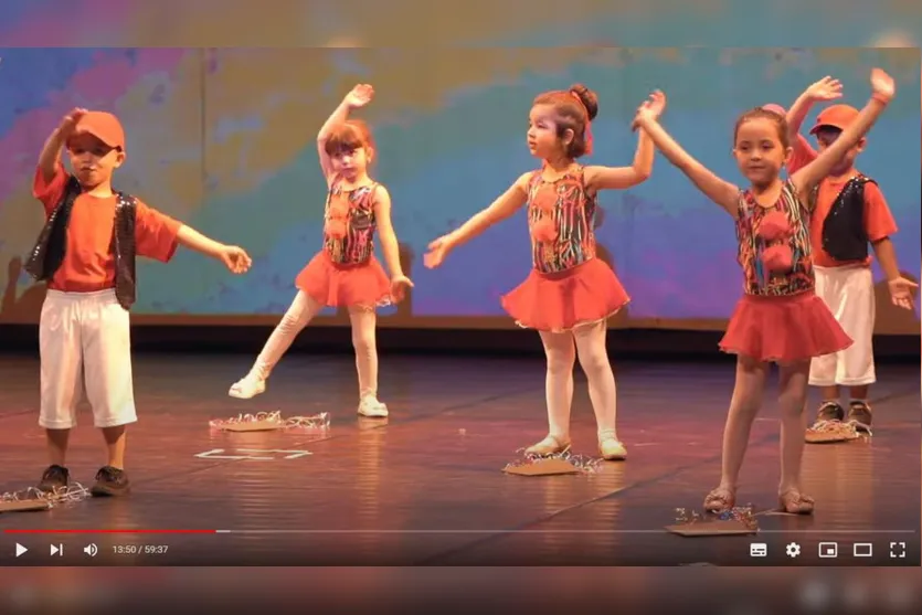 Crianças encantam público com apresentação de dança