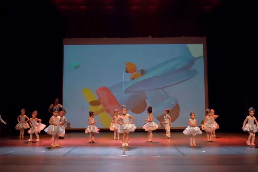 Crianças encantam público com apresentação de dança
