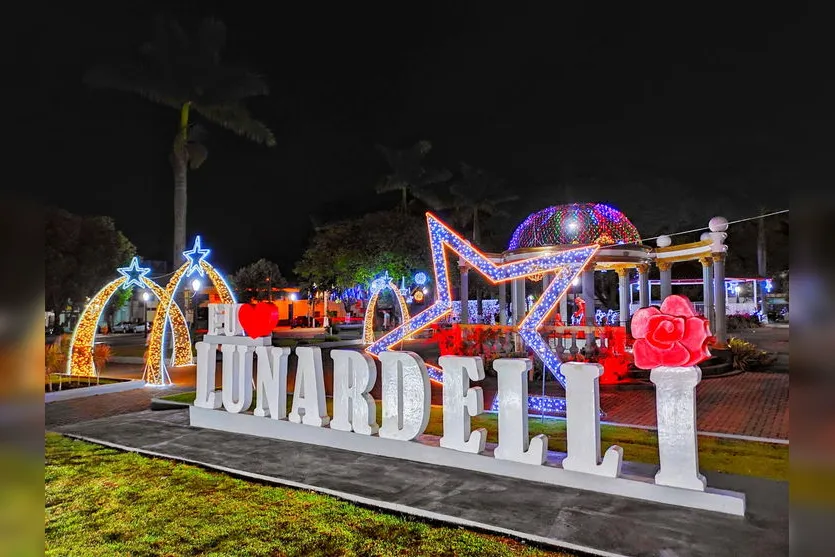 Decoração de Natal com muitas luzes e cores em Lunardelli