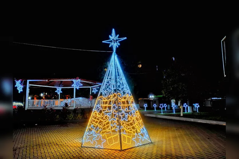 Decoração de Natal com muitas luzes e cores em Lunardelli