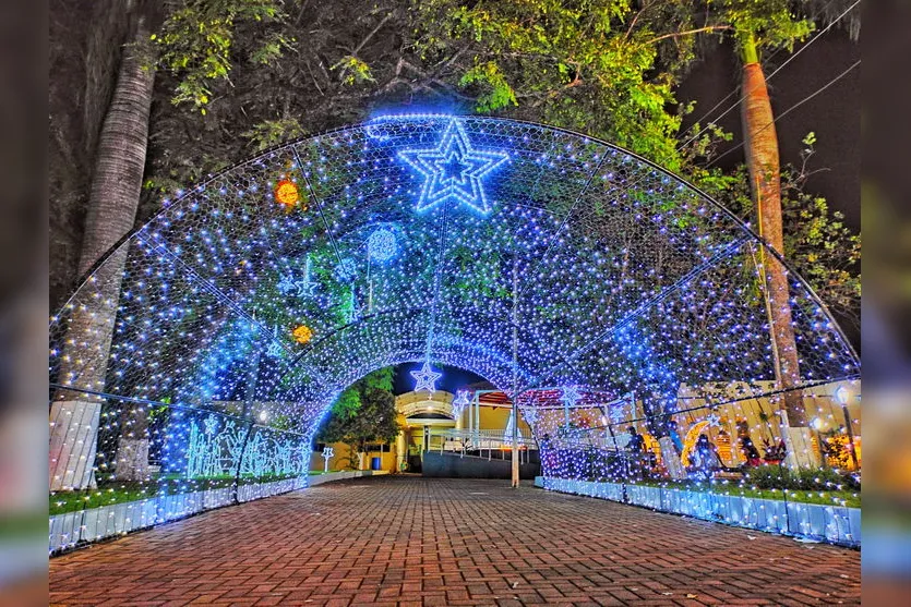 Decoração de Natal com muitas luzes e cores em Lunardelli