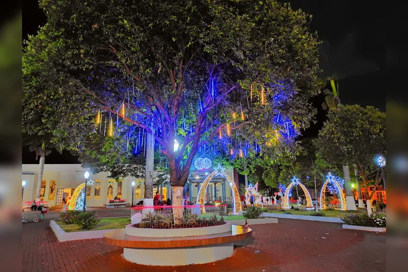 Decoração de Natal com muitas luzes e cores em Lunardelli