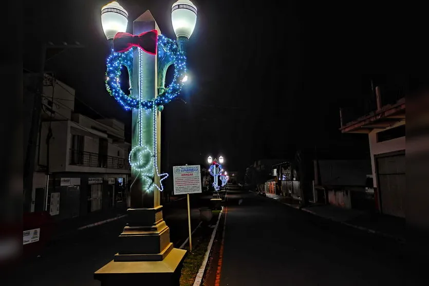 Decoração de Natal com muitas luzes e cores em Lunardelli