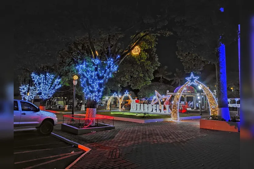 Decoração de Natal com muitas luzes e cores em Lunardelli