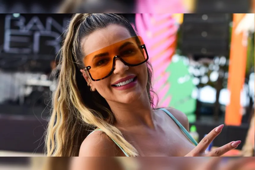 Deolane Bezerra rouba a cena de biquíni de bumbum empinado