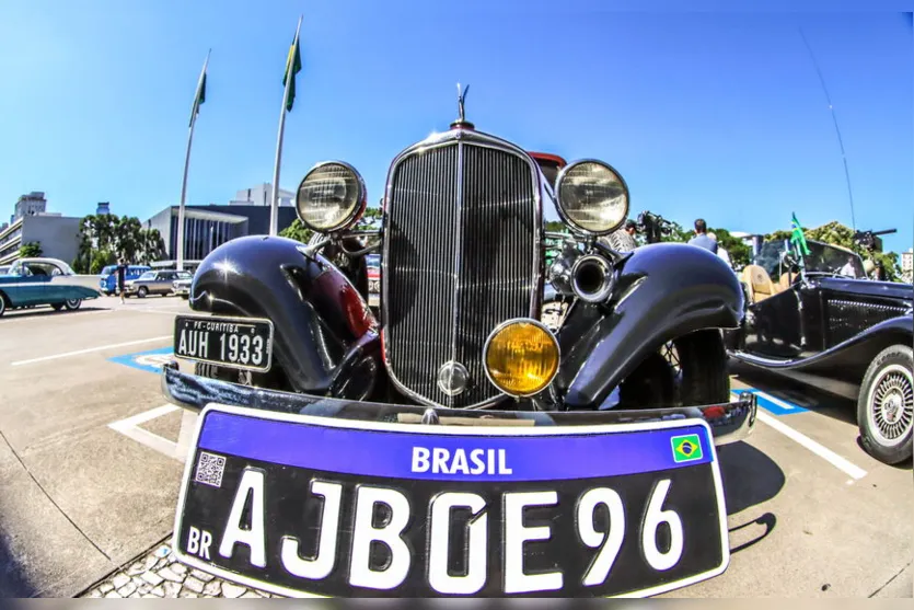 Detran lança nova placa preta em evento com carros antigos