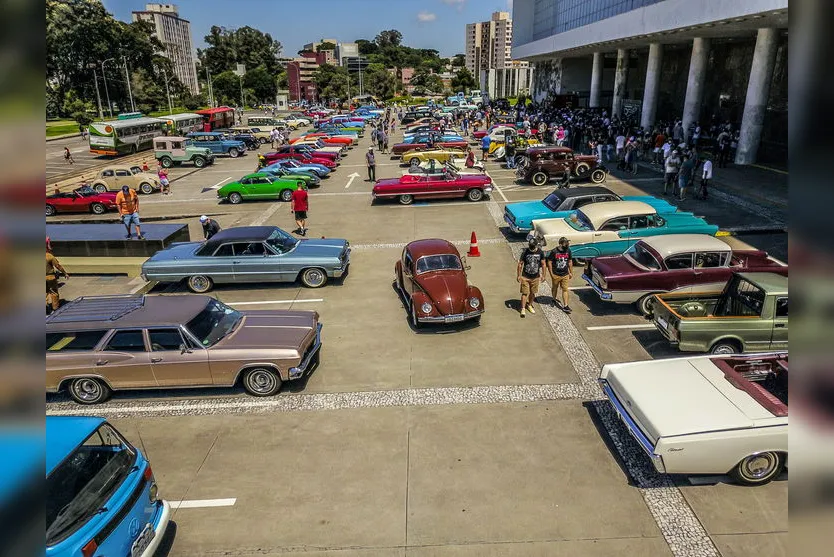 Detran lança nova placa preta em evento com carros antigos