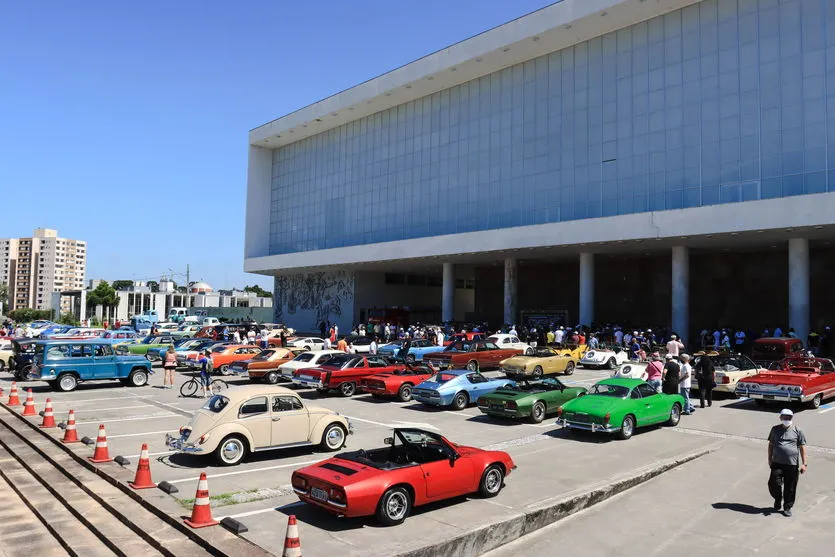 Detran lança nova placa preta em evento com carros antigos