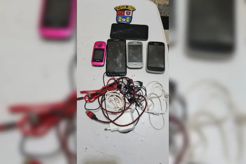 Dupla é presa ao tentar arremessar bebidas na cadeia