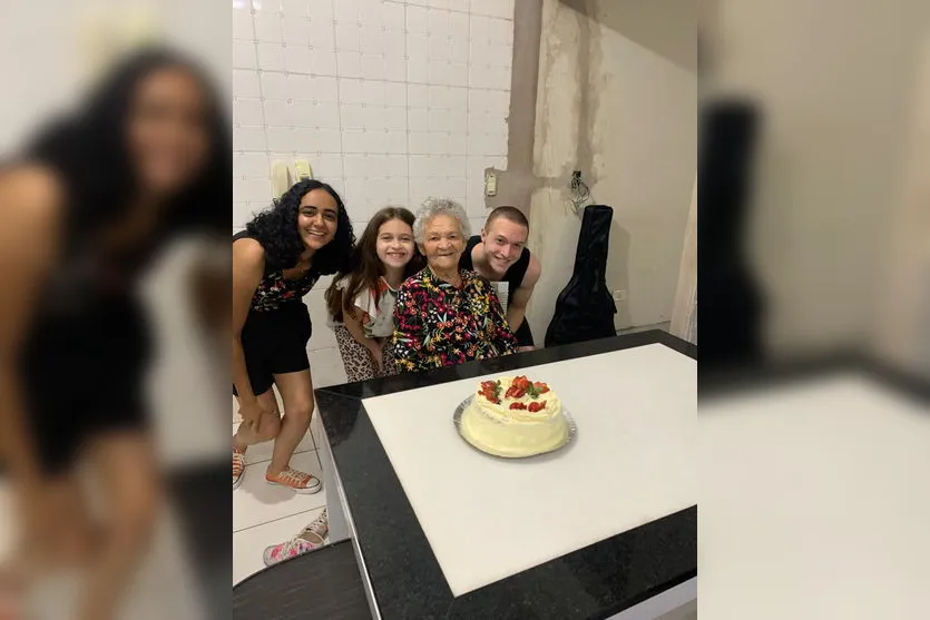 Equipe da UPA surpreende idosa que cortou pé no aniversário