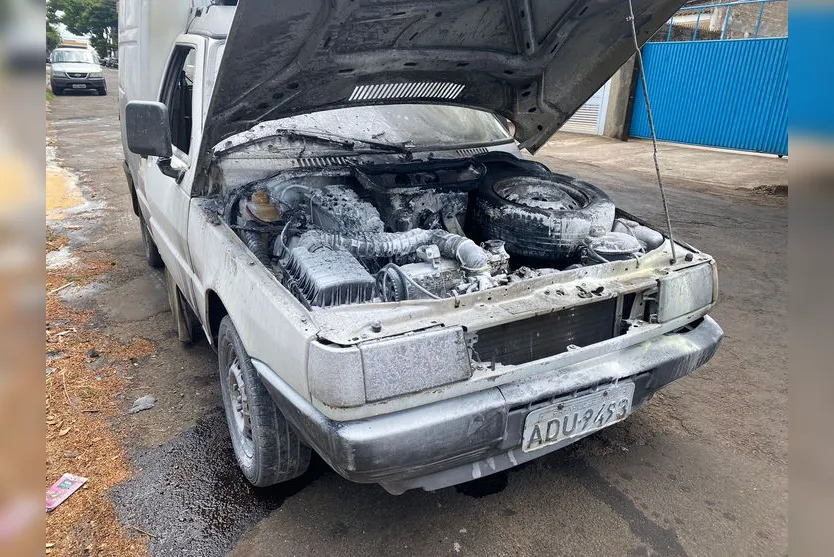 Fiorino que realizava entrega em Apucarana pega fogo