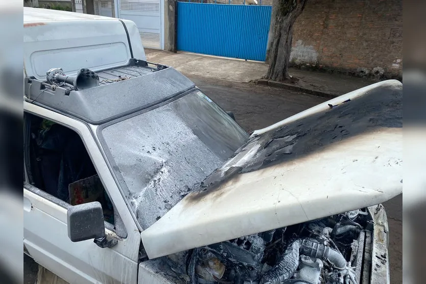 Fiorino que realizava entrega em Apucarana pega fogo