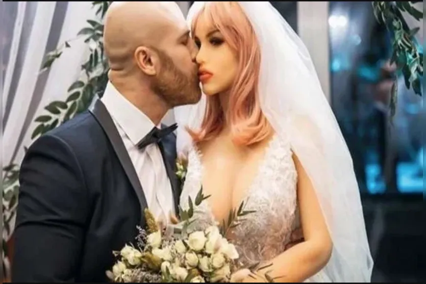 Fisiculturista se casa pela segunda vez com boneca inflável