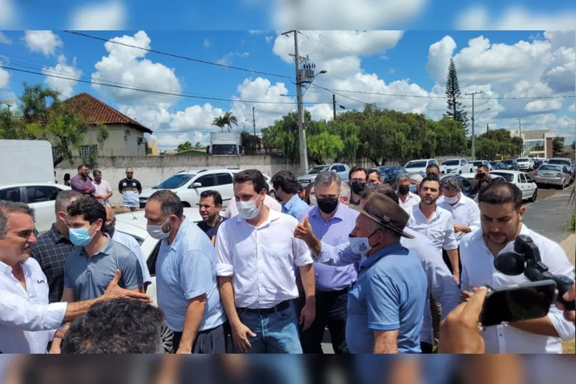 Governador e prefeito inauguram hospital em Faxinal