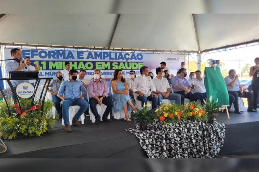 Governador e prefeito inauguram hospital em Faxinal