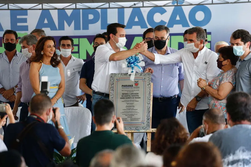 Governador e prefeito inauguram hospital em Faxinal