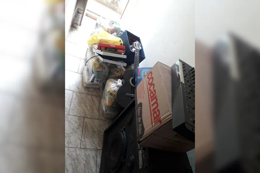  Graças ao vigia, outros objetos não foram levados. 