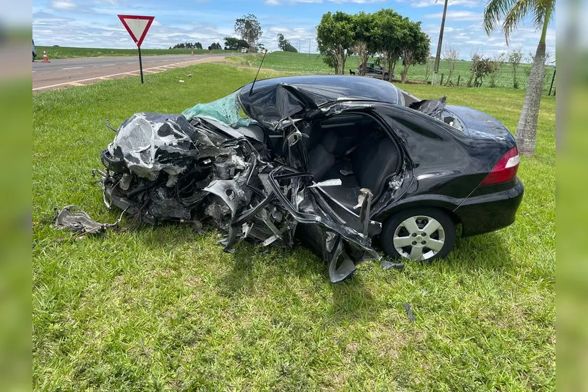 Homem morre em acidente entre carro e caminhão na PR-445