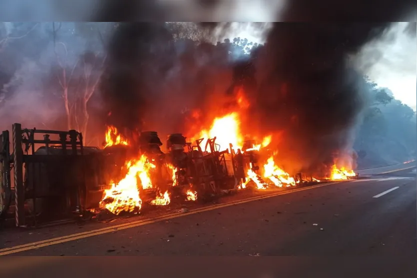 Homem morre queimado após carreta com óleo diesel explodir