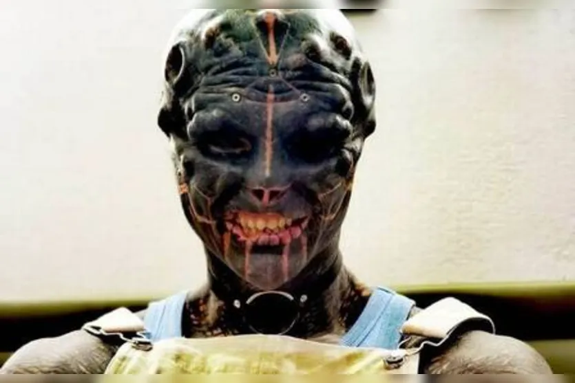 Homem tatuado amputa dedos para se parecer com alienígena