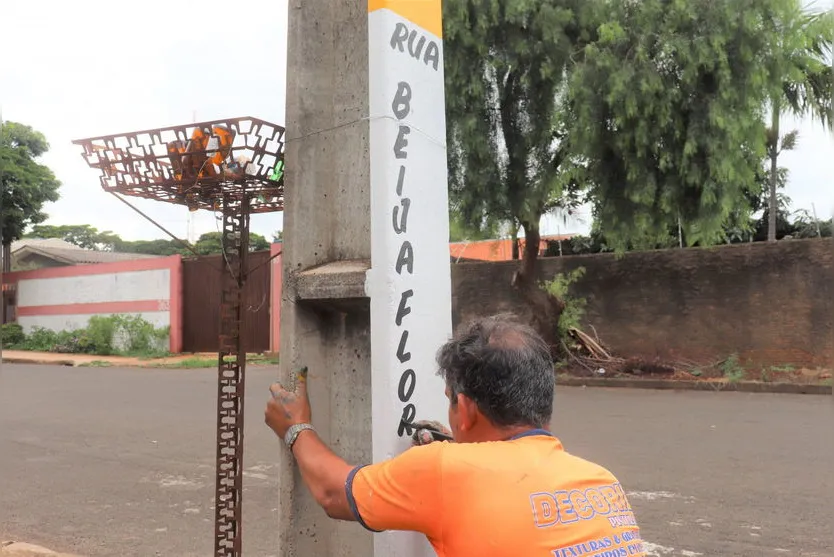 Identificação de ruas em postes recebe reforço em Arapongas