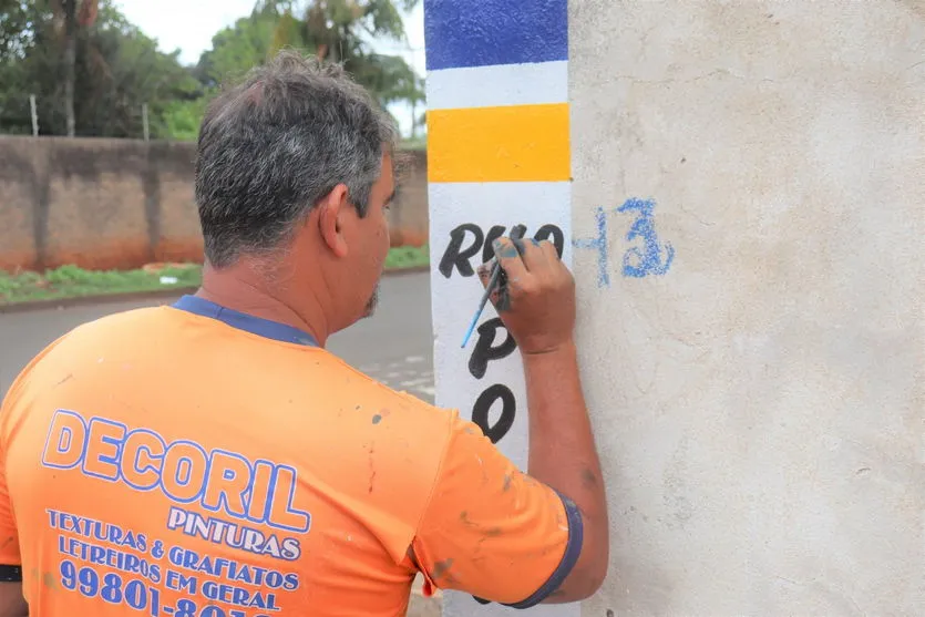 Identificação de ruas em postes recebe reforço em Arapongas