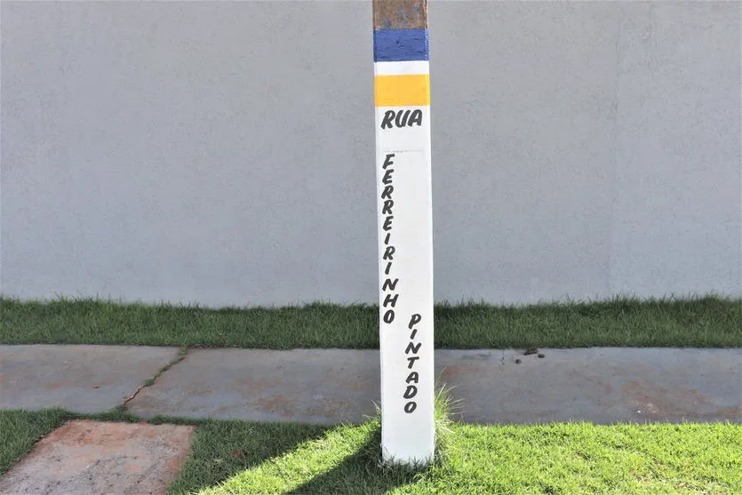 Identificação de ruas em postes recebe reforço em Arapongas
