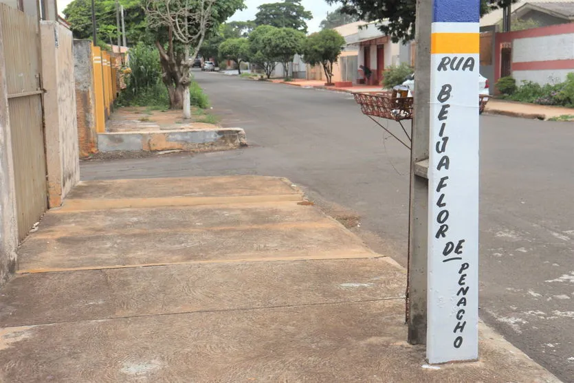 Identificação de ruas em postes recebe reforço em Arapongas