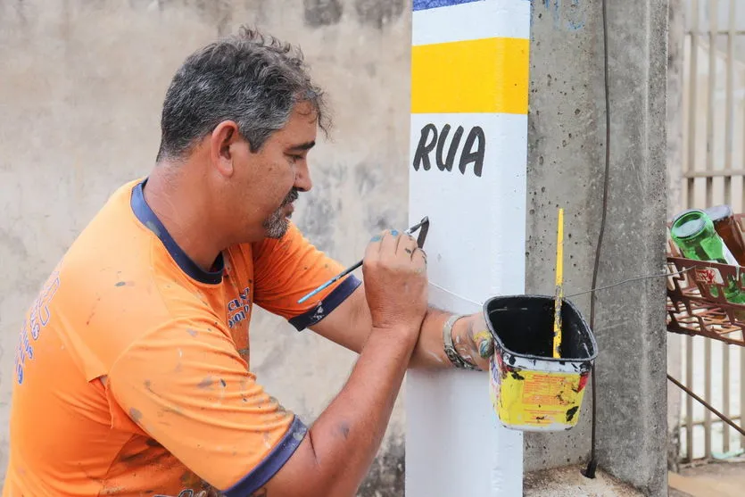 Identificação de ruas em postes recebe reforço em Arapongas