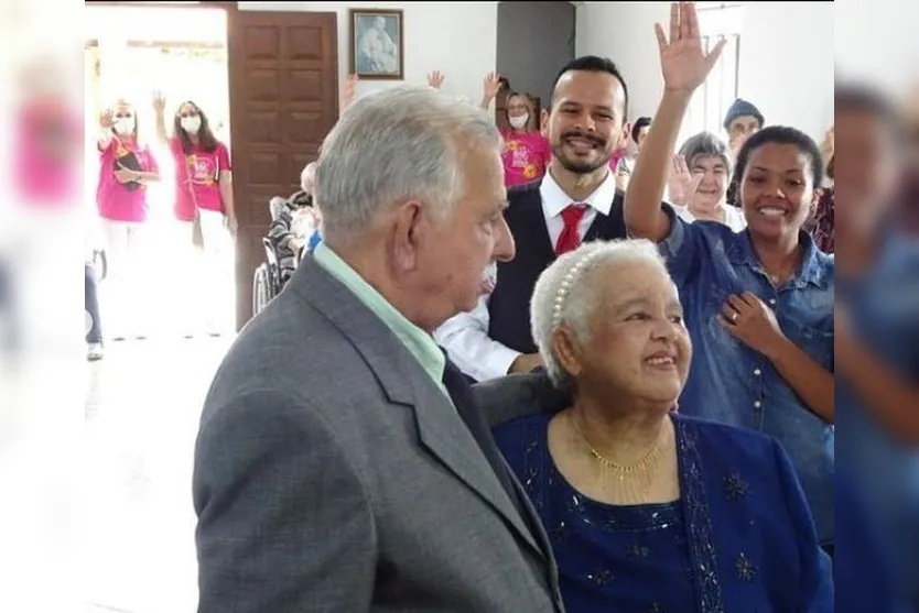 Idosa de 74 anos se apaixona em asilo e se casa pela 1ª vez