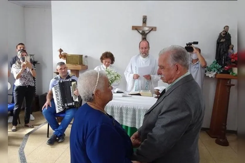 Idosa de 74 anos se apaixona em asilo e se casa pela 1ª vez