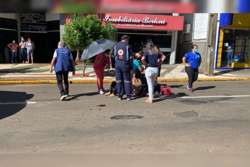 Idosa fica ferida em acidente no centro de Arapongas