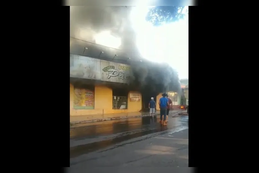 Incêndio destrói prédio de padaria em Lunardelli; Vídeo