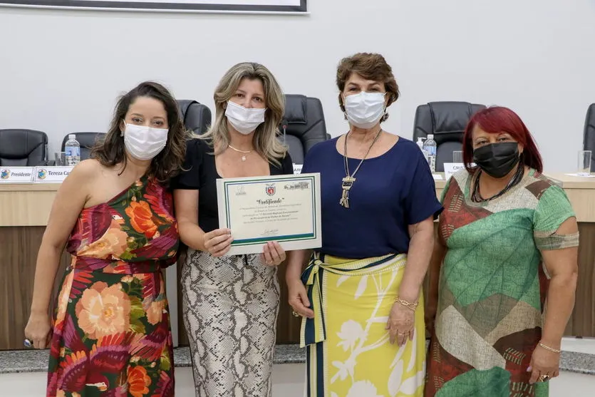 Jossuela recebe Moção em encontro da Procuradoria da Mulher