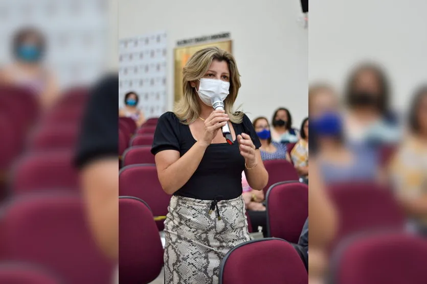 Jossuela recebe Moção em encontro da Procuradoria da Mulher
